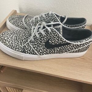 Nike men’s Stefan janoski  Black and White Textured Sneakers